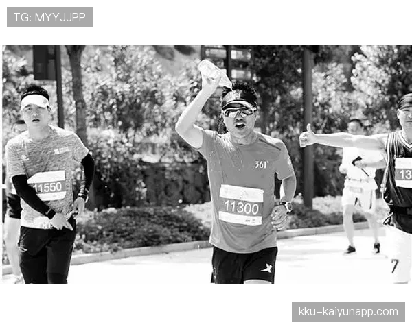 仲满训练完顺手拎了瓶冰啤酒，这自律人设是不是有点晃？