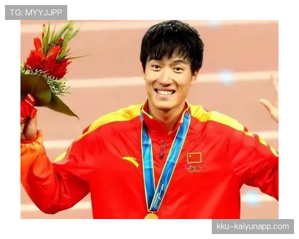 刚刷到刘翔在路边吃煎饼，摊儿接地气他那块表却亮得像领奖台