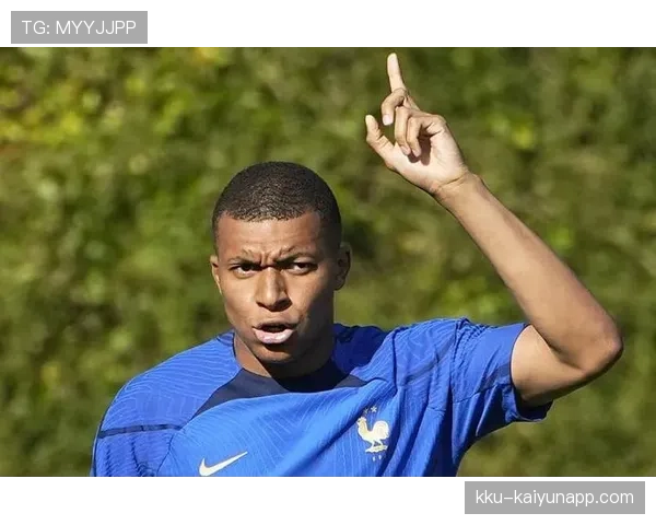 姆巴佩平时穿得比明星还时髦，结果一上场全变猛兽，这反差太刺激了！