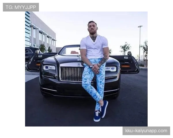 康纳·麦格雷戈穿着人字拖进超豪华派对，门口保镖比他还认真